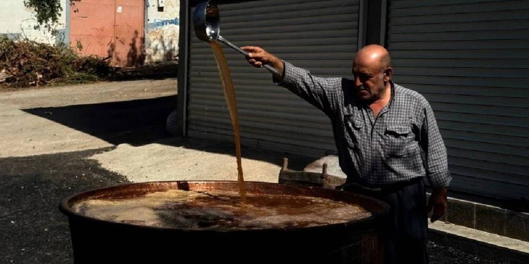 Bağlardan toplanıp, imece usulü sıkılıyor! Kazan kazan kaynıyor, litresi 500 liraya satılıyor 3